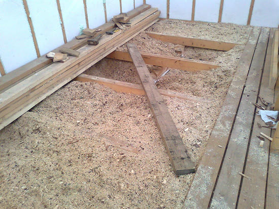 قبل البدء في عزل السقف بنشارة الخشب ، من الضروري تغطية كامل مساحة السقف بالكرتون ، ثم توزيع التركيب والحشو.