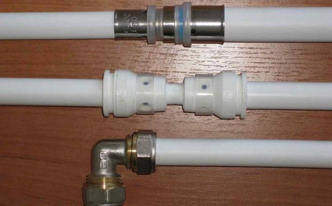 Mga plastik na tubo na may mga adaptor