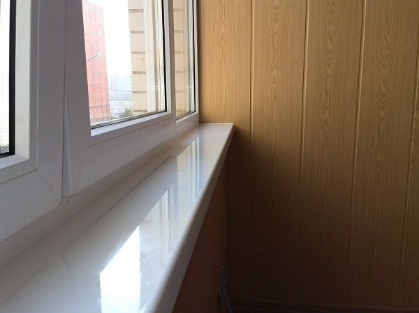 plastic glossy window sill sa balkonahe