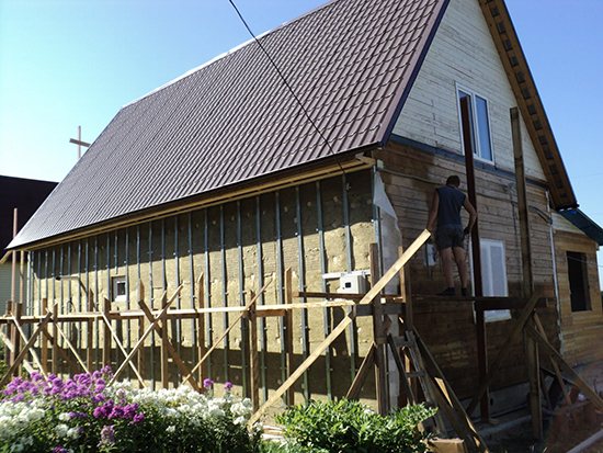 Pro și etape ale creării unei fațade de ventilație pentru o casă din lemn