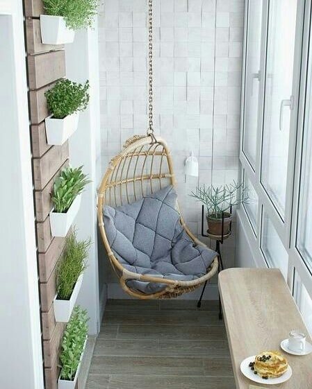 Hængestol i designet af en sommerbalkon: foto