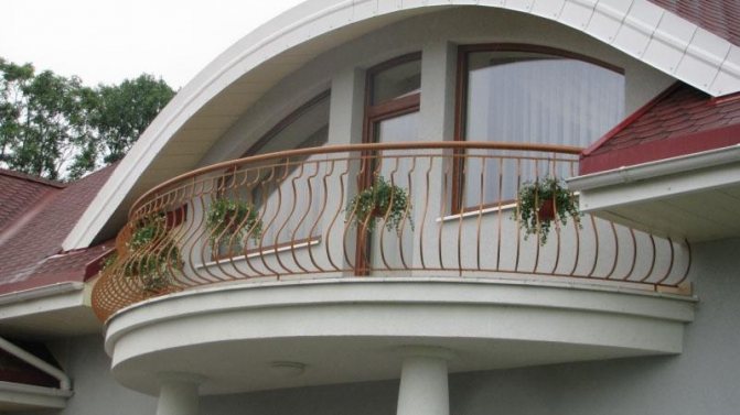 Semicircular na hindi glazed na balkonahe