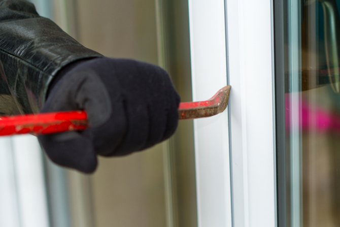 Isang pagtatangka upang buksan ang isang plastic window na may mga anti-burglar fittings