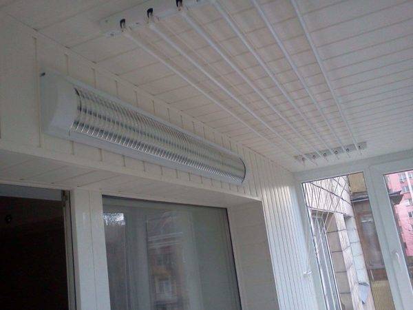Ang pang-ceiling ng damit sa balkonahe: mga kalamangan kaysa sa iba pang mga modelo