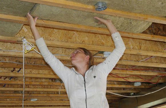 Korrekt installation af loftet i et privat hus er en garanti for komfort