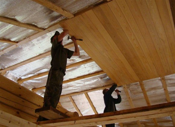التثبيت الصحيح للسقف في منزل خاص هو ضمان للراحة
