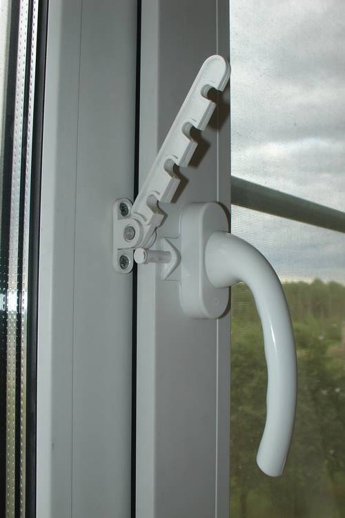 Principiul de funcționare a microventilației pe ferestrele și armăturile din plastic pentru instalare