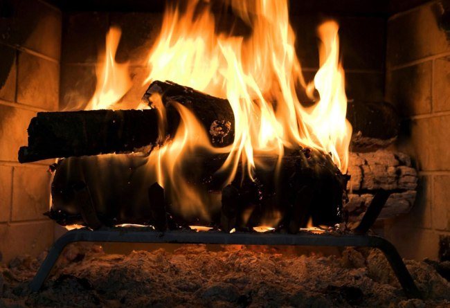 Magandang apoy sa loob ng fireplace