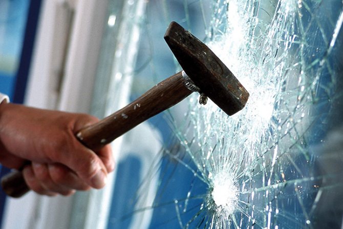 Kontrol af vinduesstyrken med en hammer