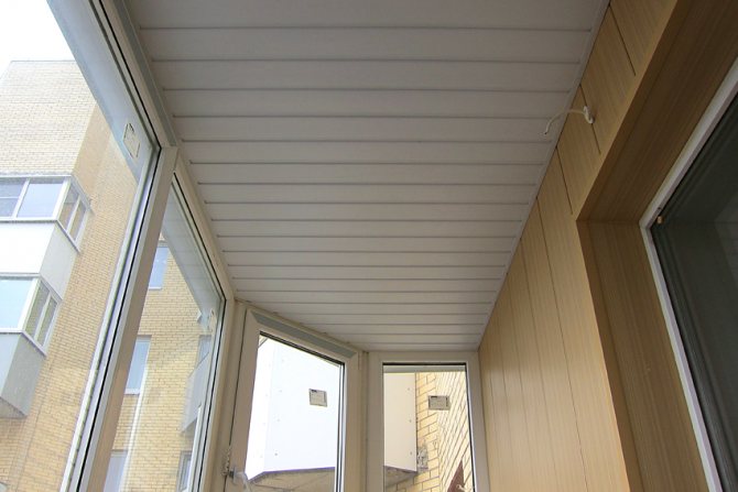 PVC-paneler i loftet på den overdækkede altan