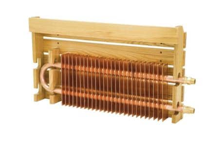 radiator într-o carcasă din lemn