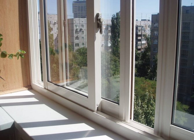 Vitrarea glisantă a unui balcon într-un apartament din oraș