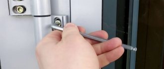 Justering af dørhængsel i aluminium