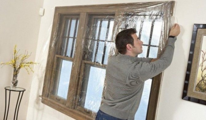 Reparation og dekoration: hvordan lukker man revnerne i vinduerne, hvis der er koldt, er der kladder?