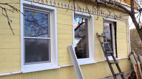 Reparation og dekoration: hvordan man lukker revnerne i vinduerne op, hvis der er koldt, er der kladder?