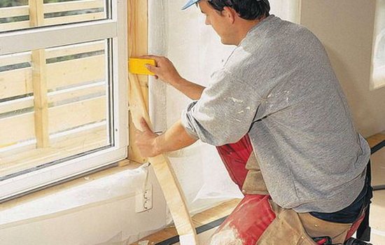 Reparation og dekoration: hvordan man lukker revnerne i vinduerne op, hvis der er koldt, er der kladder?