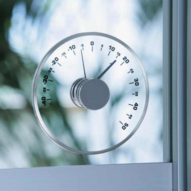 Fig. 9. Udendørs termometer på et plastvindue