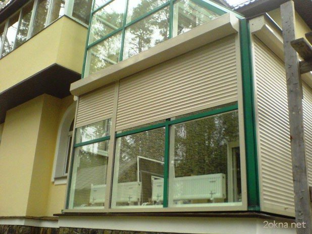 Jaluzele pe geamurile din plastic către balcon