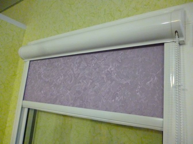 Jaluzea cu sistem UNI 2 pe o fereastră din plastic