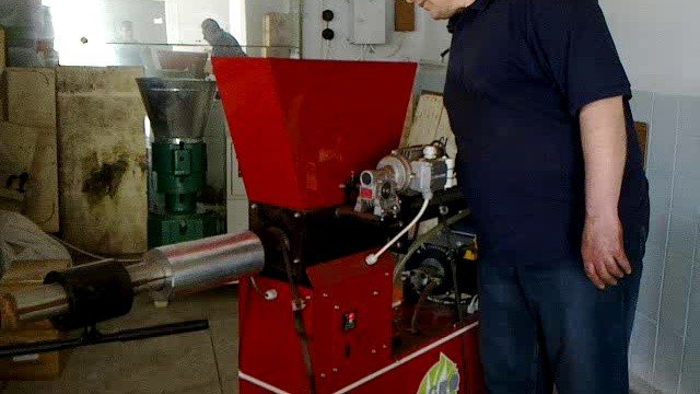 Ang homemade sawdust press