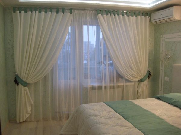 gardiner i soveværelset med en balkondør