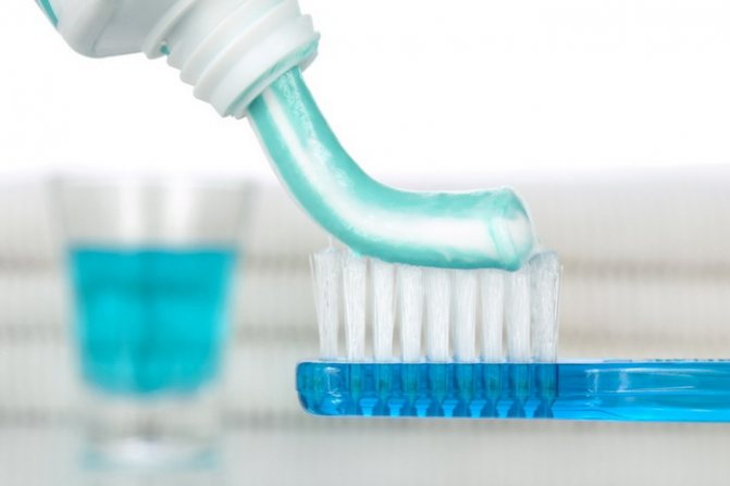 Pag-aalis ng mga labi ng adhesive tape gamit ang toothpaste at isang brush