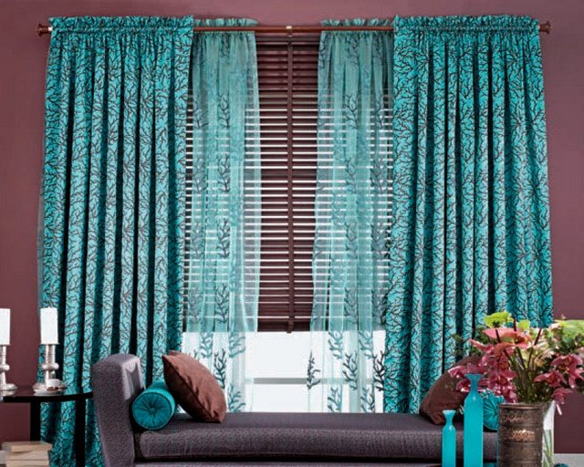 kombination af persienner og tyll i stuen i et enkelt farveskema