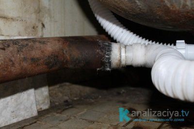 Ang koneksyon ng mga plastik at cast iron pipes na may isang selyo