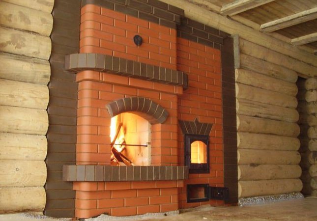 Ang hurno ay sinamahan ng isang fireplace