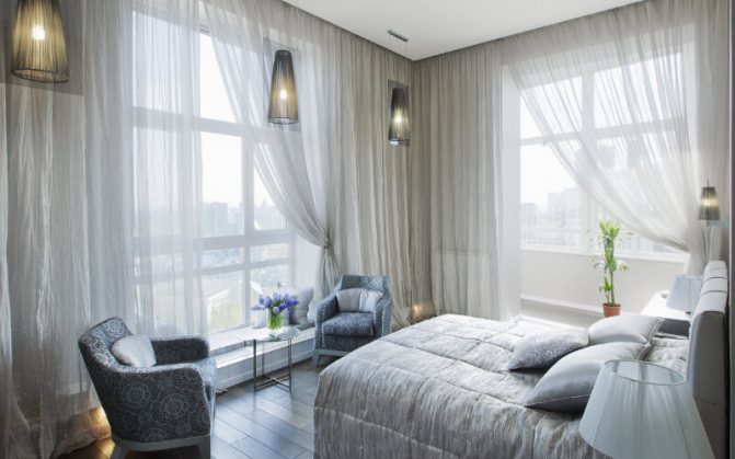 Dormitor cu ferestre panoramice