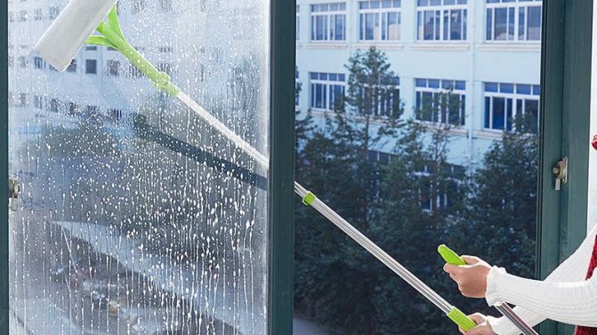 Vinduespudser: hvordan og hvordan man rengør vinduet på balkonen