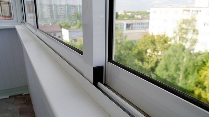 Vinduespudser: hvordan og hvordan man rengør vinduet på balkonen
