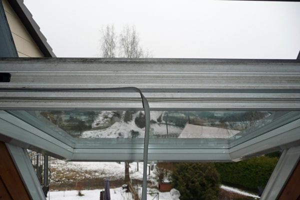 شريط الطقس القديم على جناح نافذة السقف