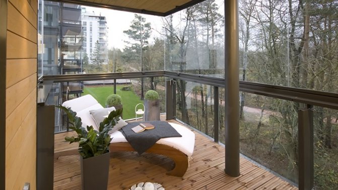 Merită să faci un balcon panoramic: argumente pro și contra, caracteristici și design confortabil