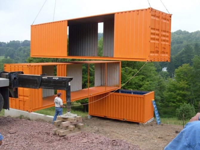 Opførelsen af ​​huse fra havcontainere udføres i etaper