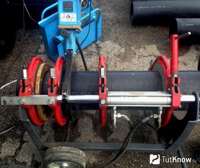 Butt welding ng polyethylene pipes para sa supply ng tubig