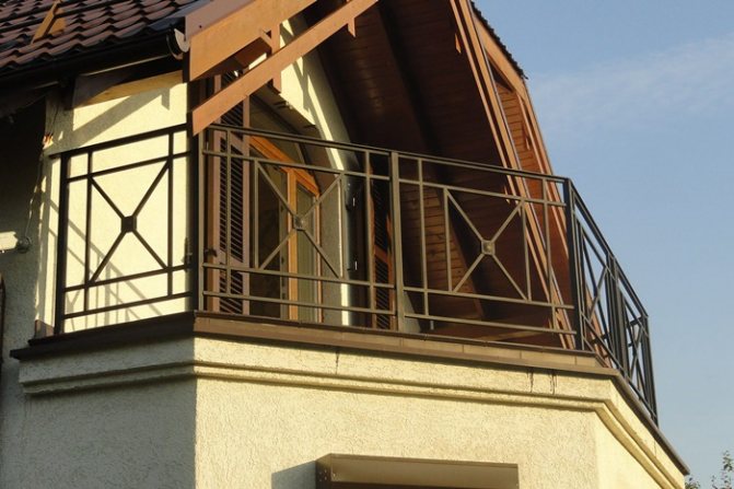 Svejset balkonrækværk lavet af profileret rør