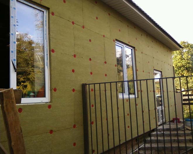 Teknologien til at isolere husets facade med basaltuld, de vigtigste fordele og ulemper ved basaltplader. Hvordan vælger man det rigtige materiale til varmeisolering af husets vægge udefra?
