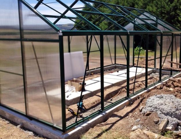 Do-it-yourself greenhouse mula sa mga plastik na bintana: mga ideya ng malikhaing konstruksyon