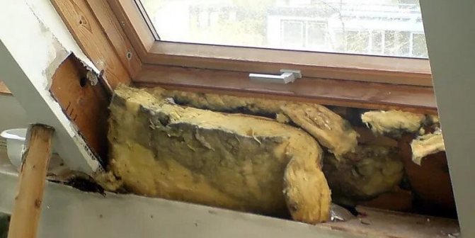 Thermal pagkakabukod ng isang kahoy na attic na may mga bakas ng amag