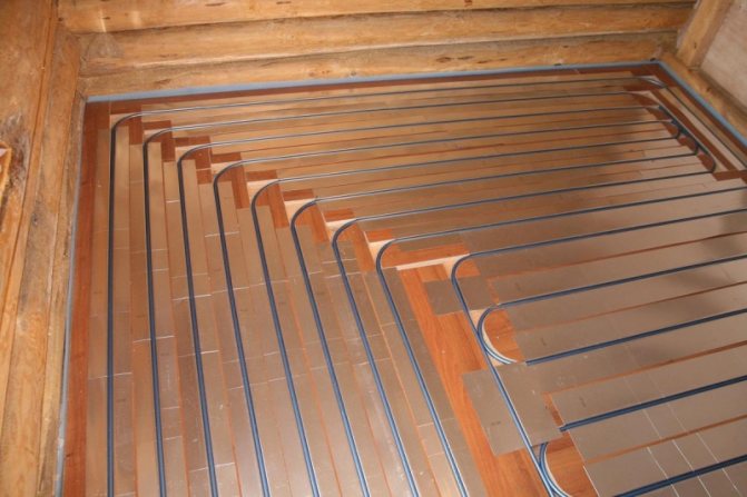Podea cu apă caldă: pe o bază din lemn, cum să așezați placa, așezarea și instalarea conform tehnologiei finlandeze