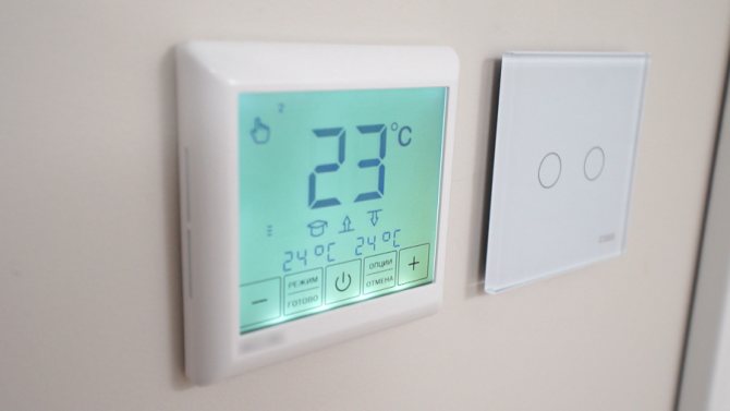 Pinapayagan ka ng termostat na makontrol ang isang infrared na pinainit na sahig sa pamamagitan ng pagtatakda ng nais na temperatura