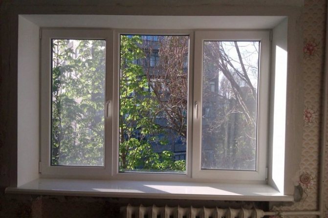 mga tricuspid windows na may dalawang hinged sashes