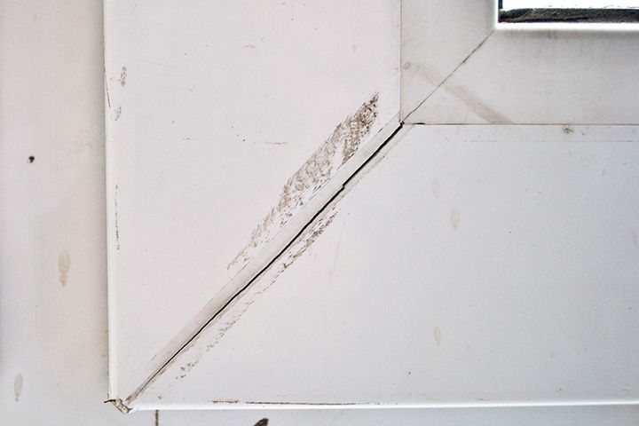 Mag-crack sa welded seam ng isang window na pang-ekonomiko na plastik na bintana