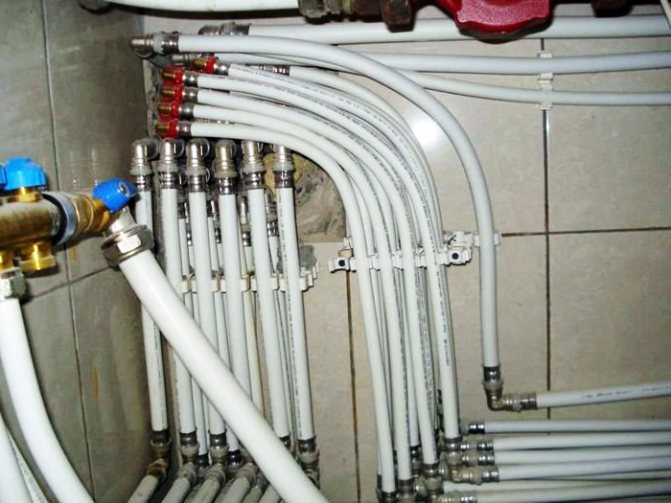 Mga tubo para sa pagpainit ng radiator. Pinatibay-plastik na mga tubo.jpg