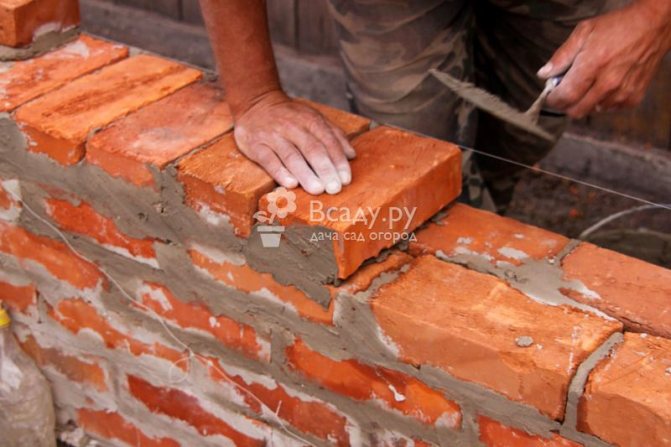Lægning af komfurets væg til et bad med dine egne hænder fra mursten