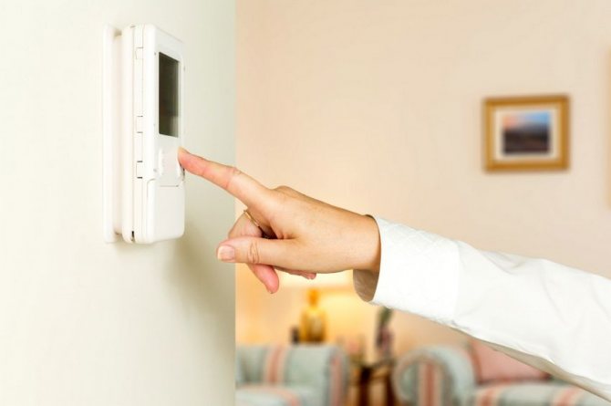 Det er nødvendigt at installere termostaten i et åbent område væk fra varmeapparater