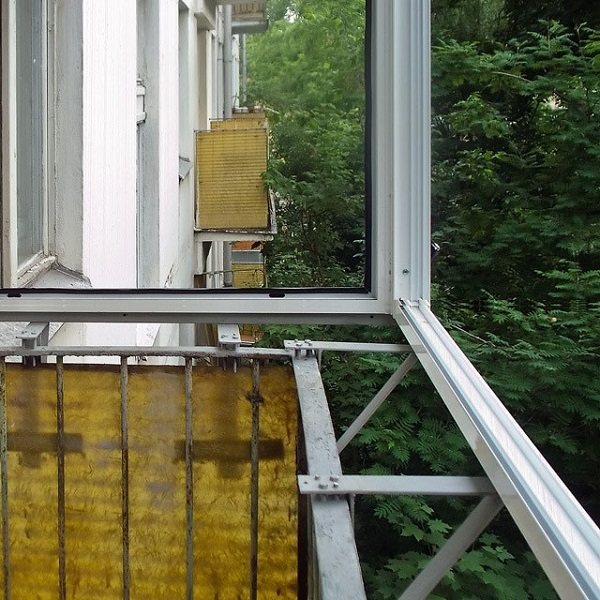 instalarea cadrelor din aluminiu pe un balcon cu o priză