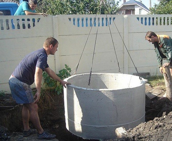 Installation af betonringe i en cesspool