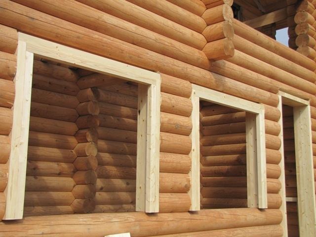 Installation af trævinduer i et træhus